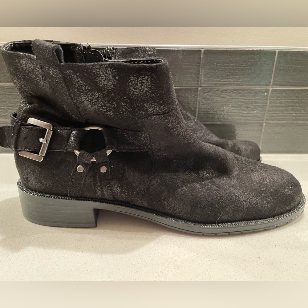LIKE NEW Aerosoles Sweet Ride Black Ankle Boots